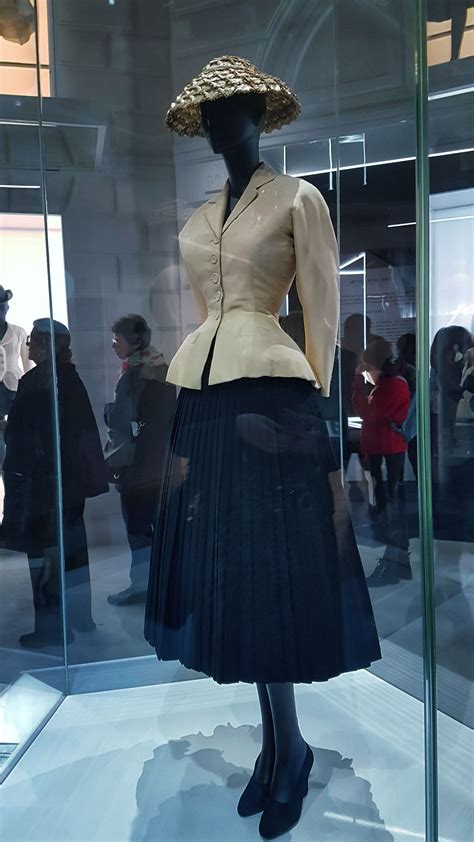 dior 展 パリ|Dior bar suit history.